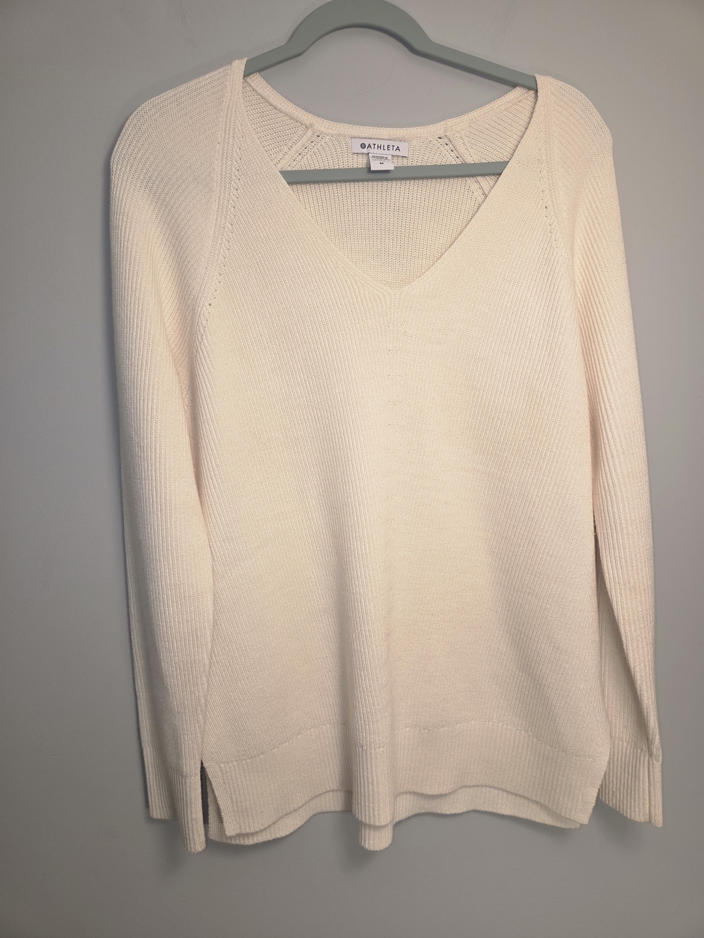 Athleta Hanover Cream V-Neck Rib Knit Pullover Sweater Side Slits Medium.